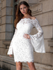 Robe de soirée en dentelle blanche à manches évasées et épaules dénudées