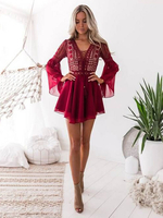 Robe de Soirée en Dentelle Creusante Florale Courte à Col V avec Manches Longues Amples Coupe Cintrée Bas Evasée Unicolore Robe Sexy
