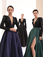 Robe de soirée en satin à col en V et manches longues avec traîne et fermeture éclair