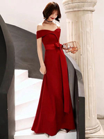 Robe de soirée rouge en satin hors de l\