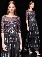 Robe De Soiree 2021 Noire Avec Plumes Et Manches Courtes