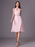 Robe demoiselle honneur en chiffon rose avec perle de col V longueur genou