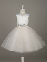 Robe du cortège enfant Tulle Satin V Neck Tutu Robe Ivoire Perles Taille sans manches A Line Dîner Robe avec ceinture
