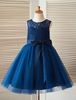 Robe du cortège enfant en dentelle bleu marine foncé col rond avec noeud sans bretelles