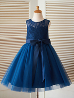 Robe du cortège enfant en dentelle bleu marine foncé col rond avec noeud sans bretelles