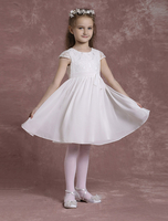 Robe du cortège enfant en dentelle ivoire col rond avec ceinture