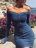 Robe en jean bleue à manches longues et robe moulante épaules dénudées