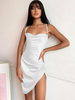Robe en Satin Courte Femme avec Bretelles à Col Décolleté en V Coupe Cintrée Unicolore Coupe Cintrée avec Fente Unicolore Robe Sexy