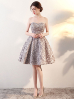Robe fête de la rentrée en dentelle gris claire bustier laçage sur dos longueur au genou