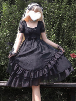 Robe gothique Lolita OP noire à manches courtes en polyester à volants et nœuds en dentelle Robe Lolita à plusieurs niveaux