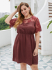 Robe Grande Taille Femme Courte en Dentelle Creusante à Col Rond avec Manches Courtes Volantes Coupe Cintrée Bas Evasée Unicolore Robe de Patineuse Vêtement Femme Grande Taille