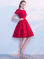Robe élégante de cocktail A-ligne en dentelle bordeaux col rond avec ceinture longueur genoudétail zip et doublure et jupon de cocktail