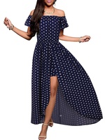 Robe longue à manches courtes à pois bleu profond à épaules dénudées