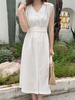 Robe longue blanche sans manches avec col en V et ceinture longue en polyester