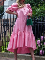 Robe longue plissée à manches courtes et encolure carrée rose