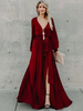 Robe longue rouge à manches longues et encolure en V