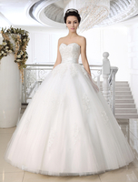 Robe mariée en tulle blanc avec dentelle encolure en coeur