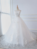 Robe marirée princesse col rond en dentelle décoré des fleurs à traîne des boutons sur dos Robe de mariée