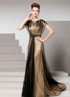 Robe merveilleuse de soirée or fourreau en satin mat plissée col rond à traîne