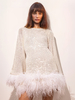 Robe mini blanche à paillettes et bordure en plumes dos nu pour fête danniversaire
