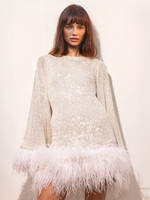 Robe mini blanche à paillettes et bordure en plumes dos nu pour fête danniversaire