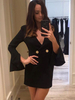 Robe Moulante Courte à Col Décolleté en V avec Manches Longues Volantes Coupe Cintrée avec Boutons Métales Unicolore Robe Sexy