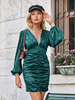 Robe Moulante Courte en Satin en Plis à Col Décolleté en V avec Manches Longues Amples Coupe Cintrée Unicolore Robe Sexy