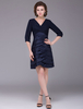 Robe mère de marié A-ligne bleu marine foncée en taffetas et col V longueur genou Robes pour les invités de mariage