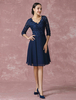 Robe mère de mariés A-ligne en dentelle bleu marine foncé col V avec dentelle longueur genou Milanoo