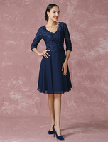 Robe mère de mariés A-ligne en dentelle bleu marine foncé col V avec dentelle longueur genou Milanoo
