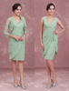 Robe mère de mariés fourreau en dentelle Vert Cendré col V multicouche longueur genou