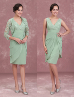 Robe mère de mariés fourreau en dentelle Vert Cendré col V multicouche longueur genou