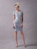 Robe mère de mariés fourreau en taffetas gris clair col bateau avec dentelle mini