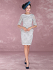 Robe mère de mariés fourreau Tissu de satin argent col bateau fendu longueur genou