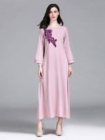 Robe musulmane à manches longues et à encolure ronde autour du cou