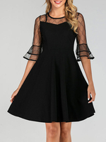 Robe patineuse noire en mousseline de soie avec manches évasées et col en dentelle