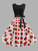 Robe rétro des années 1950 à motif imprimé rouge Sash sans manches Jewel Neck Swing Dress