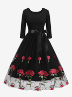 Robe rétro rouge des années 1950 style Audrey Hepburn imprimé floral ceinture manches 3/4 col bijou robe rockabilly moyenne