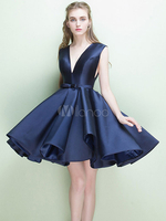Robe soutenue de cocktail A-ligne Tissu de satin bleu marine foncé col V plissé minidos décolleté avec doublure et jupon de bal