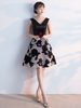 Robe sublimée de cocktail A-ligne en dentelle noir col V avec dentelle longueur genoulacets de dentelle et doublure et jupon de cocktail