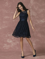 Robe sublimée de cocktail A-ligne en satin mat bleu marine foncé col rond avec ceinture longueur genoudos décolleté de cocktail