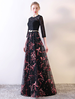 Robe subtenue de bal A-ligne en tulle noir col bateau avec ceinture longueur plancher