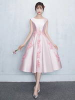 Robe subtenue de bal A-ligne Tissu de satin col rond avec applique longueur mollet