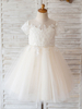 Robes cortège enfant col bijou dentelle manches courtes longueur genou princesse silhouette boutons formels enfants robes de reconstitution historique
