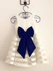 Robes cortège enfant Paillette cou tissu satin sans manches Longueur genou Silhouette Princesse Bows enfants Parti social Robes