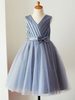 Robes cortège enfant v-cou satin tissu sans manches longueur au genou princesse Silhouette Sash robes de soirée pour enfants