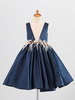 Robes cortège enfant v-cou tissu de satin sans manches longueur genou princesse boutons de silhouette robes enfants Pageant