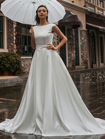 Robes de Mariée à Col Rond sans Manches Coupe Cintrée avec Dos Nu en V Bas Evasée Unicolore