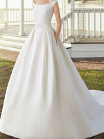 Robes de Mariée à Traîne à Col Rond sans Manches avec Dos Nu en V Coupe Cintrée Bas Evasée Unicolore