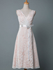 Robes de mariée en dentelle longueur au genou col en v sans manches une ligne taille naturelle dentelle robes de mariage